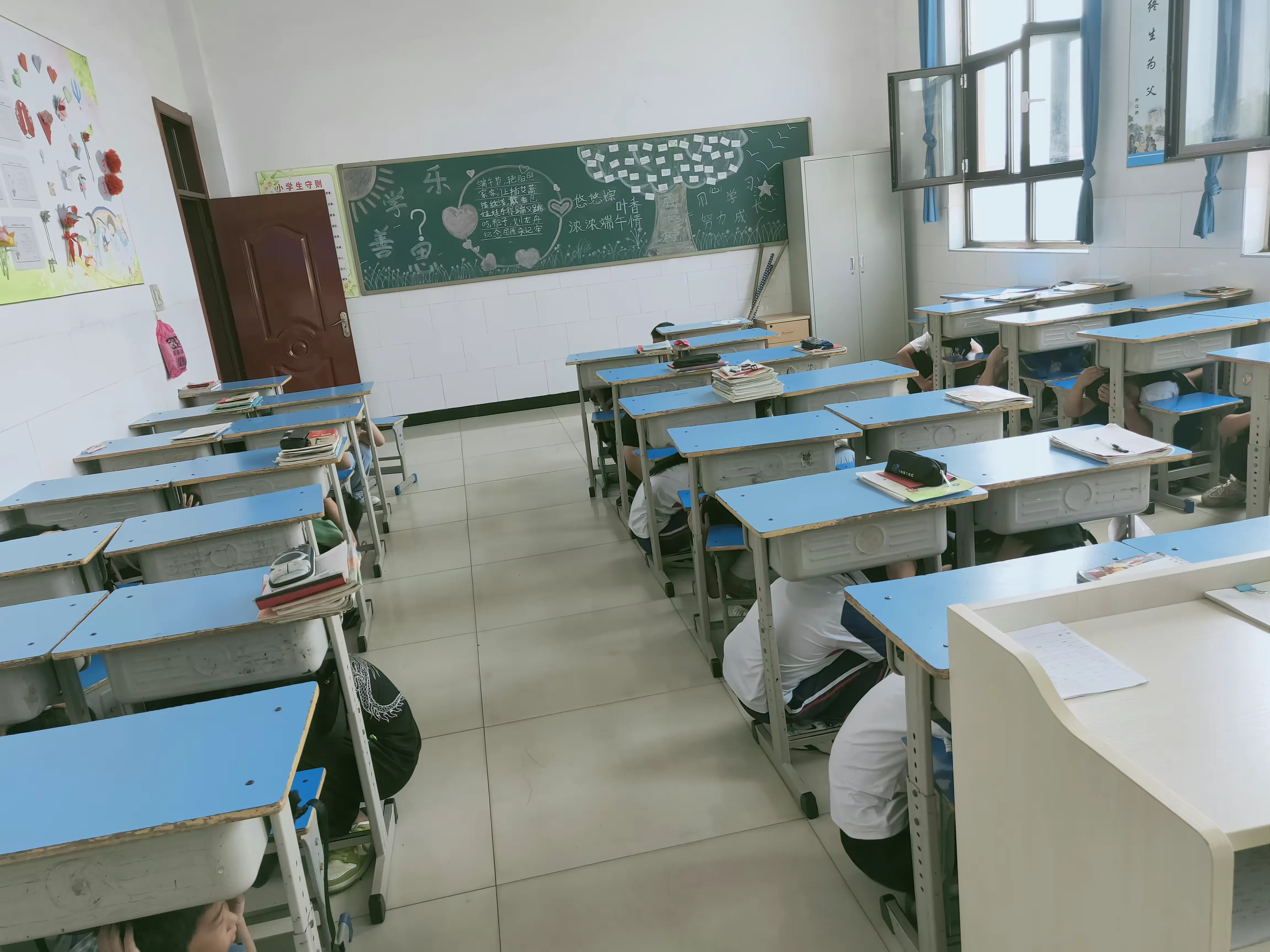 简篇-“防震减灾,安全先行!”——红庙子柏春小学地震演练活动