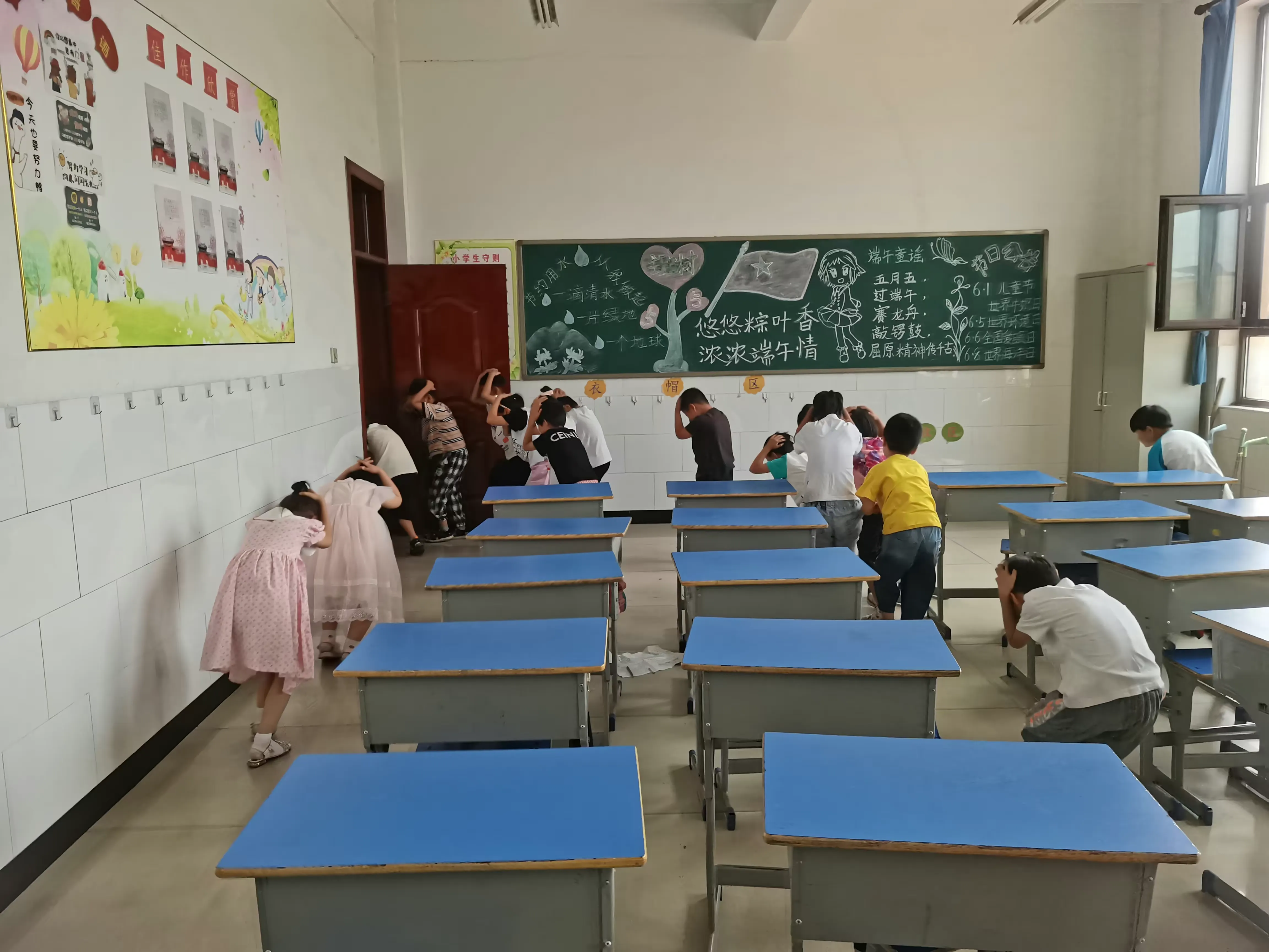 简篇-“防震减灾,安全先行!”——红庙子柏春小学地震演练活动