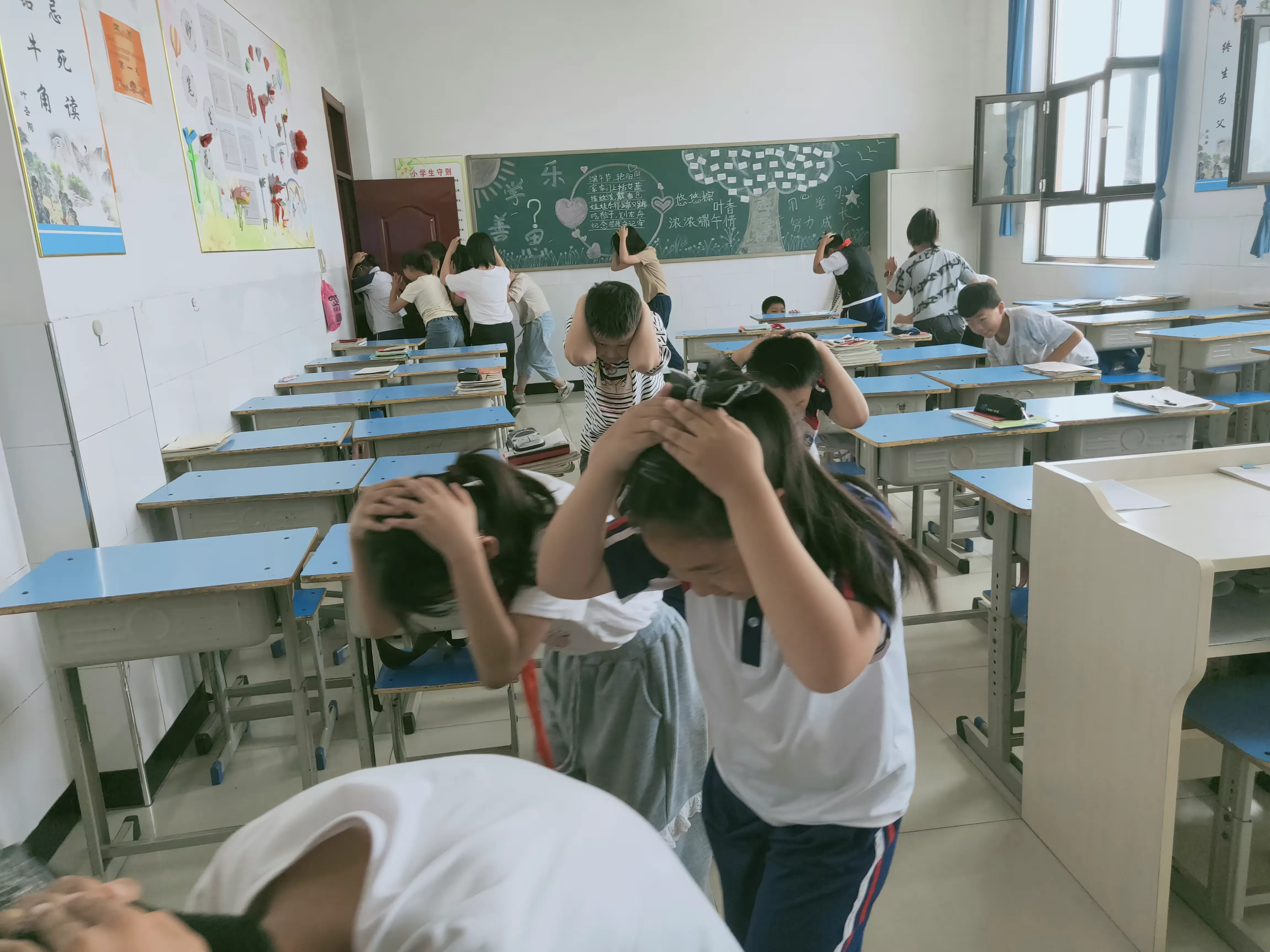 简篇-“防震减灾,安全先行!”——红庙子柏春小学地震演练活动