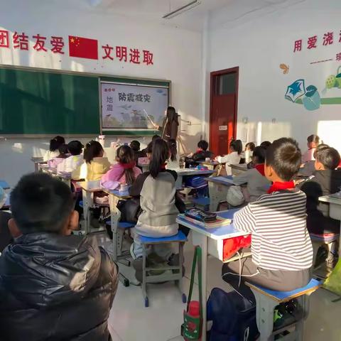 红庙子柏春小学防地震应急疏散安全演练