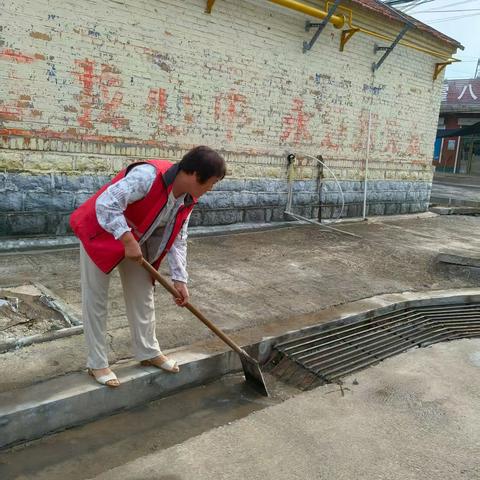 闻“汛”而动 龙山街道网格员筑牢防汛安全线