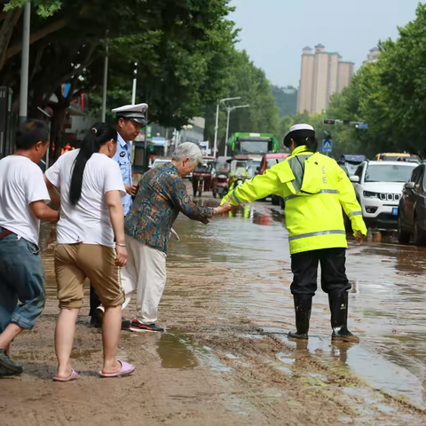 闻“汛”而动，“雨”你同行！宝鸡交警应对恶劣天气，全警坚守一线保畅通