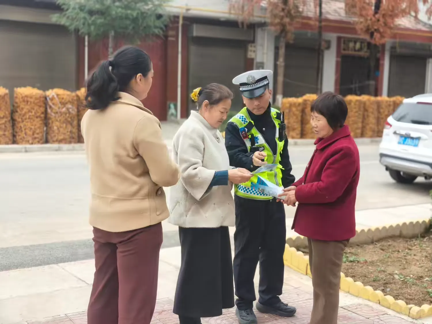 简篇-【预热122】宝鸡交警宣传花样多,安全知识入人心