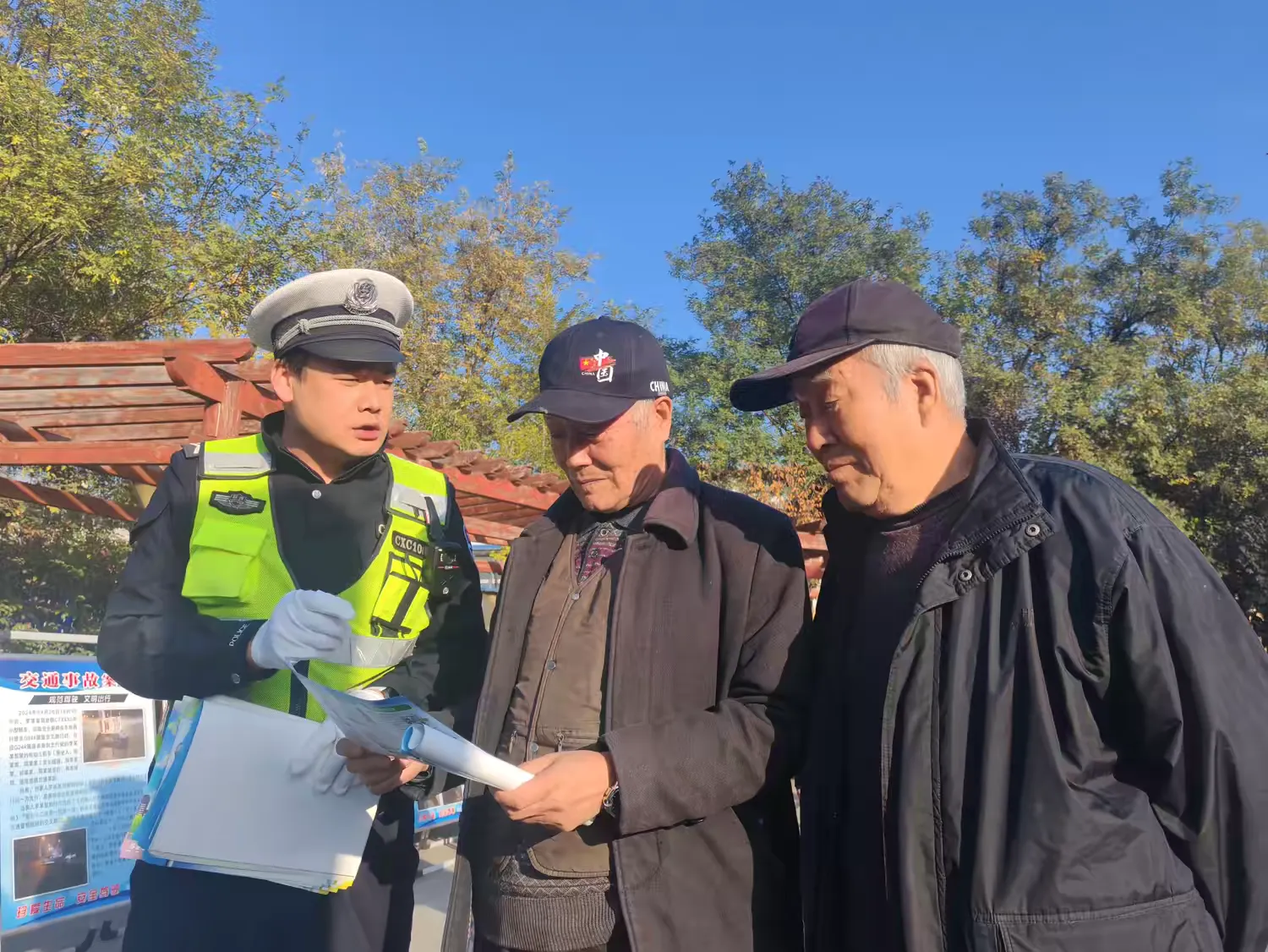 简篇-【预热122】宝鸡交警宣传花样多,安全知识入人心