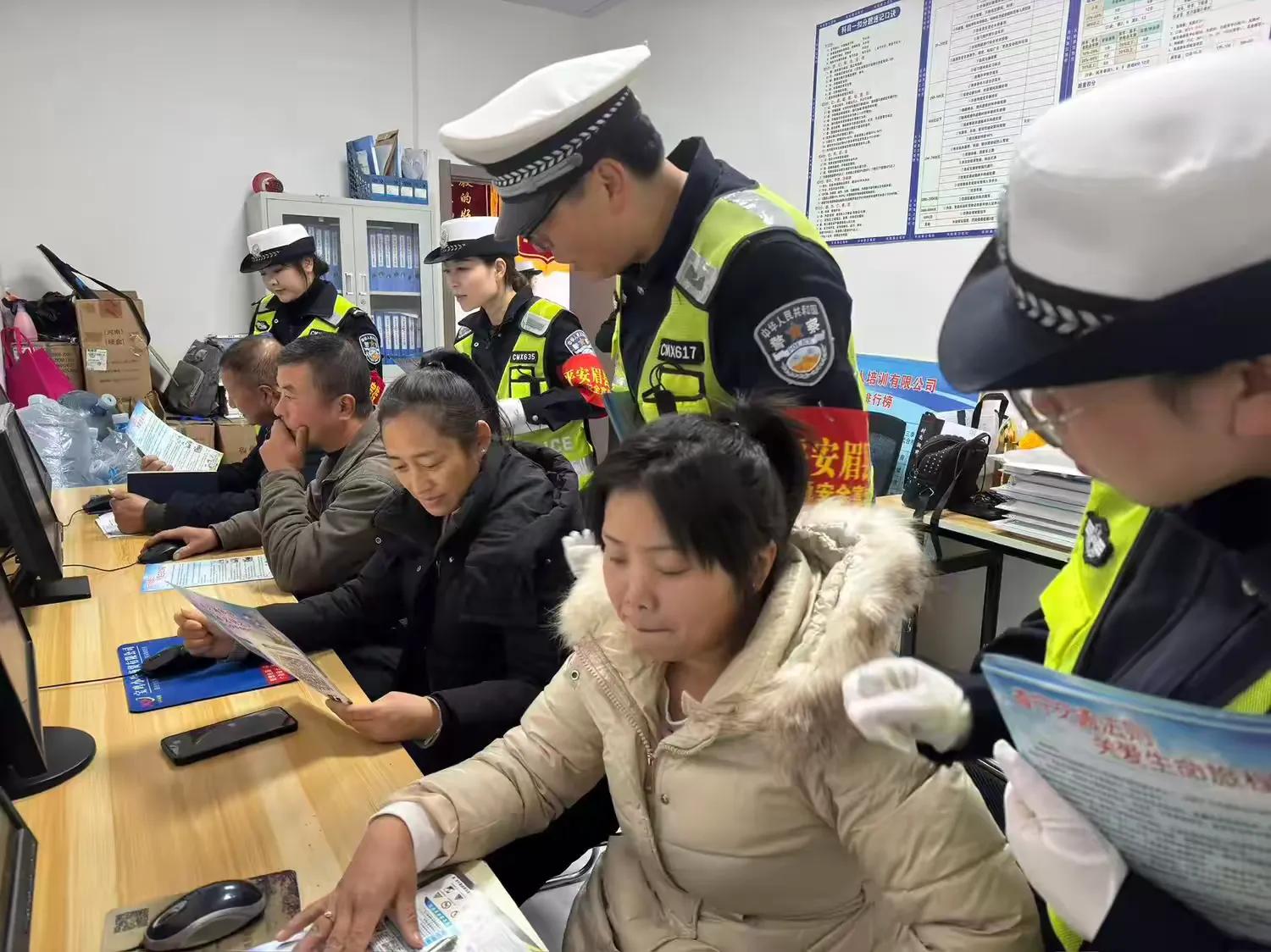 简篇-【预热122】宝鸡交警宣传花样多,安全知识入人心