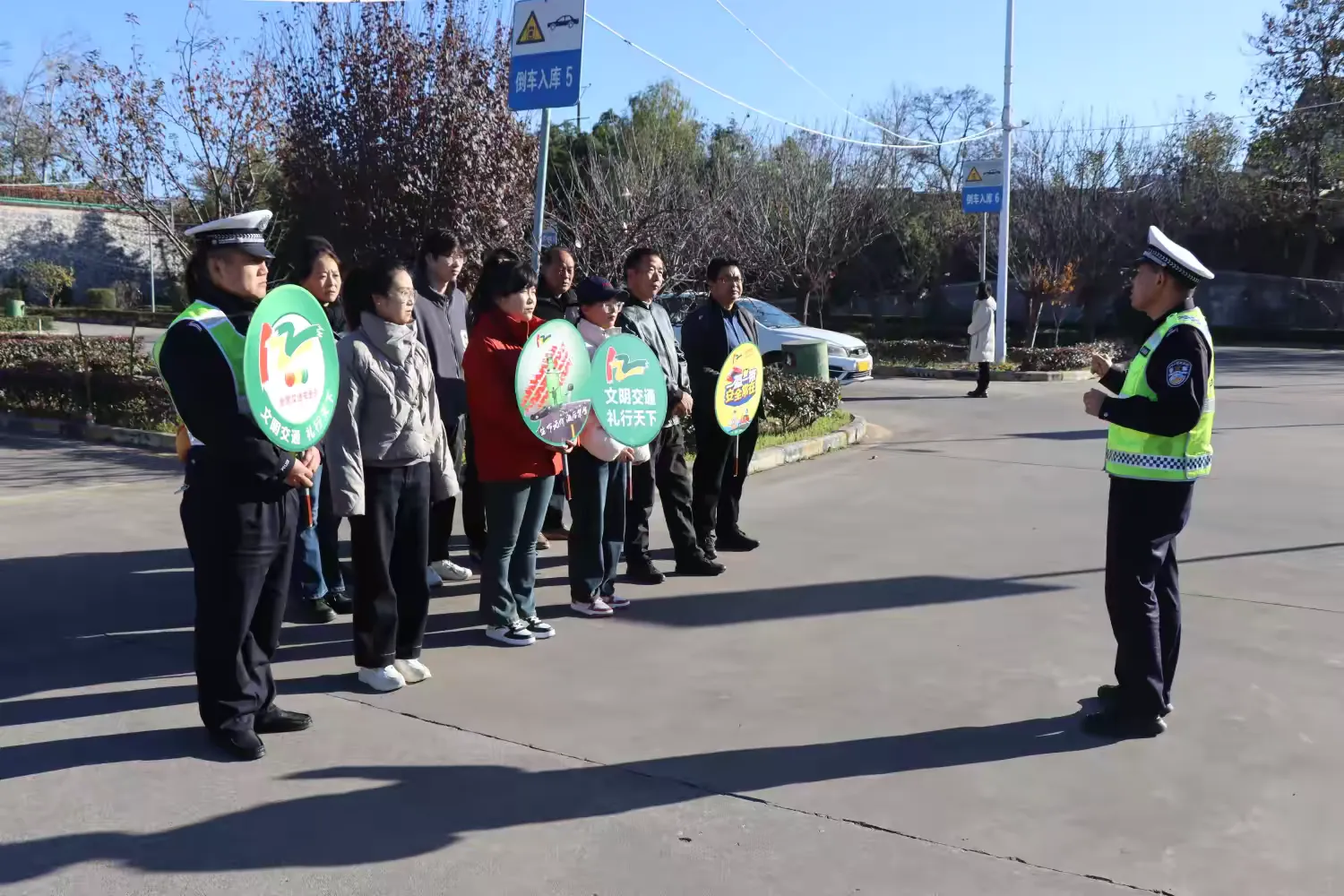简篇-【预热122】宝鸡交警宣传花样多,安全知识入人心