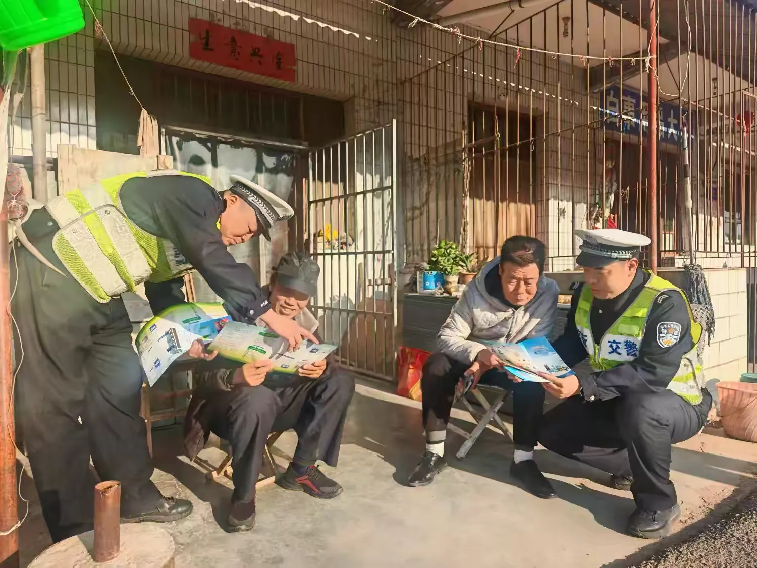 简篇-【预热122】宝鸡交警宣传花样多,安全知识入人心