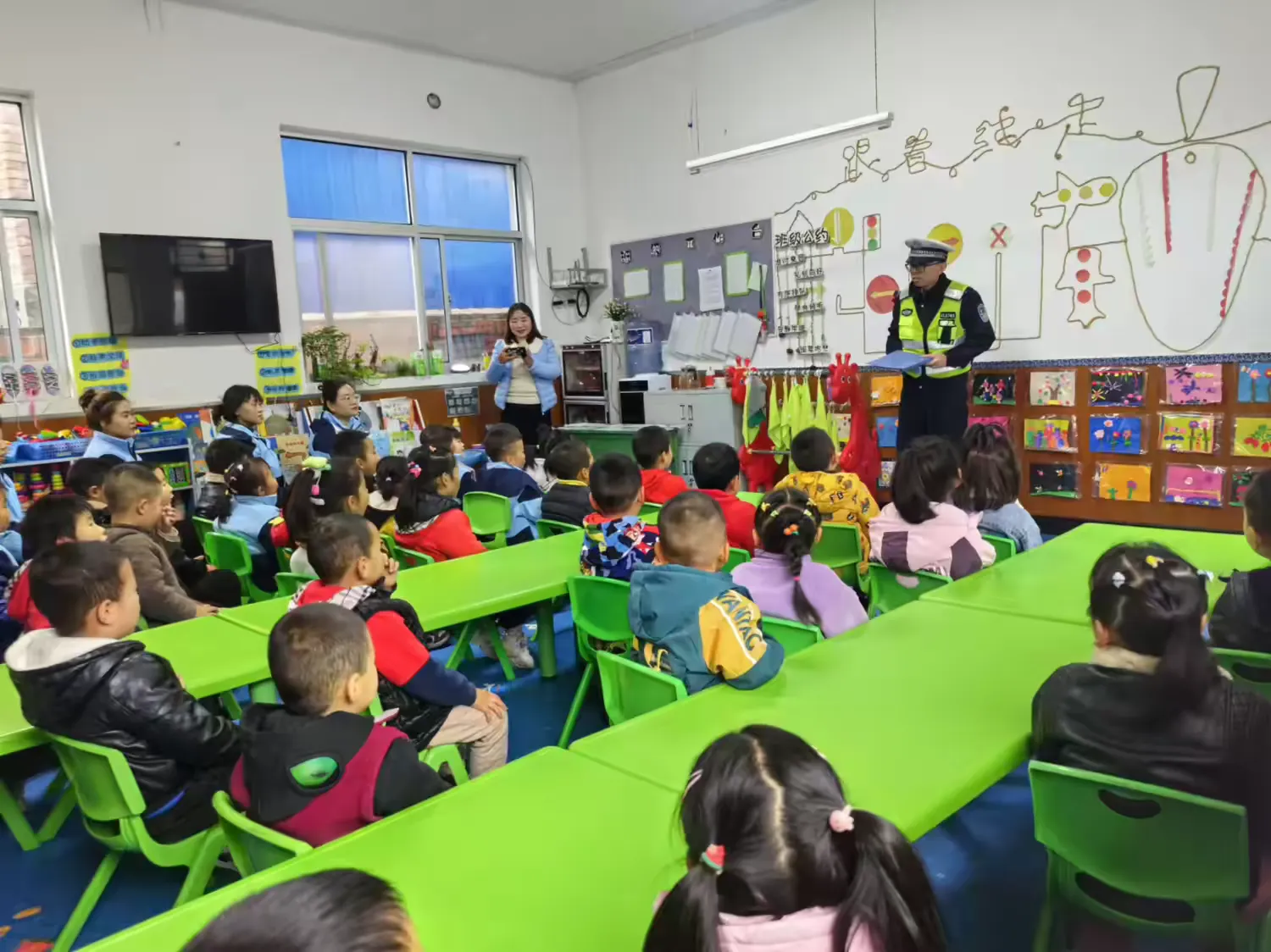 简篇-【预热122】宝鸡交警宣传花样多,安全知识入人心