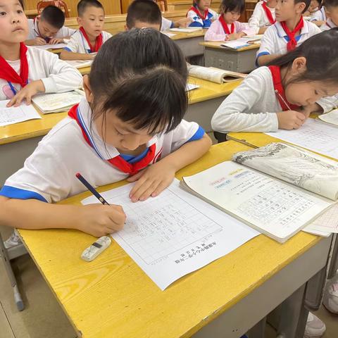 笔墨润童心，撇捺展风采——记南雄市永康路中心小学二年级书法比赛