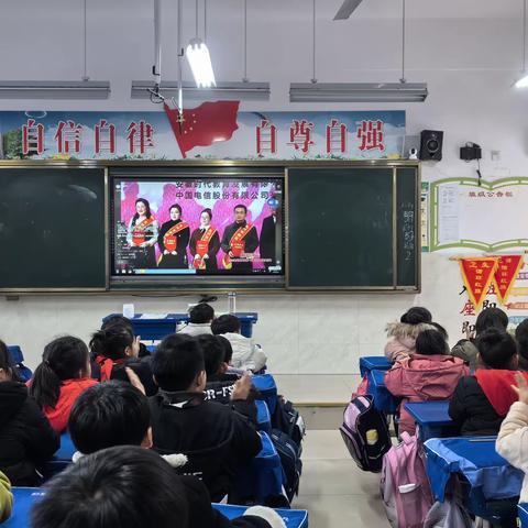 亳州市第一小学组织观看“榜样的力量——2023亳州高新区第一届最美教师颁奖活动”