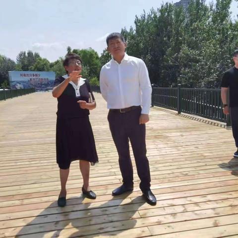 道里区委书记董继文深入群力外滩湿地、顾乡公园等园林绿化服务保障一线检查指导
