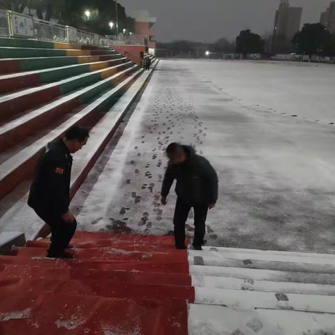 雪落校园暖守护 郑店中学：破晓破冰保平安 暖胃暖心勇担当