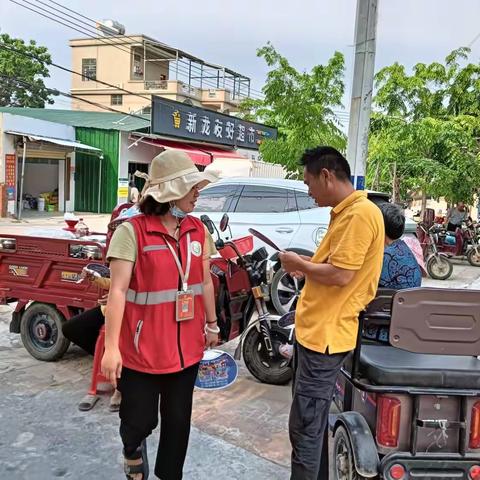 新龙镇新村网格员开展保密法宣传活动