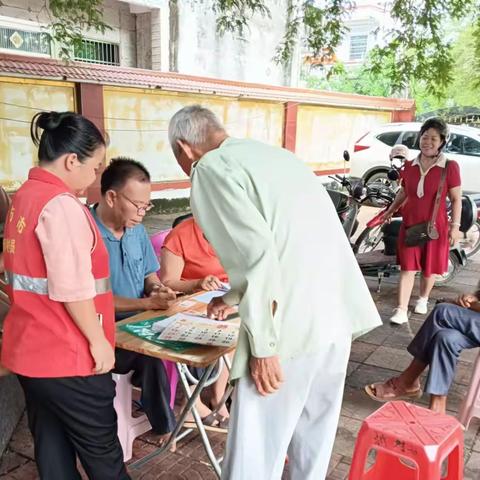 新龙镇新村网格员帮助老年人年审
