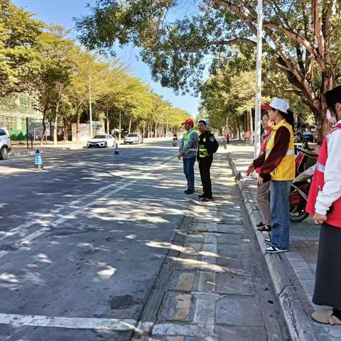 新龙镇开展道路交通安全劝导，筑牢道路“平安防线”