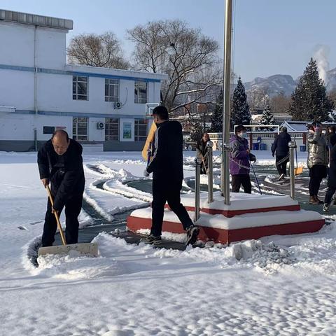[“双争”有我]冰雪满校园  清雪护安全——井陉矿区贾庄中心小学开展清雪除冰行动