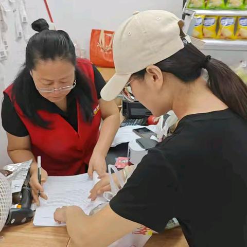 风雨过后查隐患——阳光新城第二社区筑牢商户“防火线”