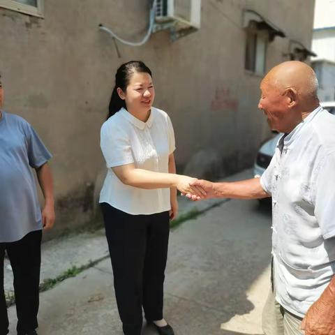 走访送关怀 慰问情意浓 ----杏花营农场开展“八一”走访慰问活动