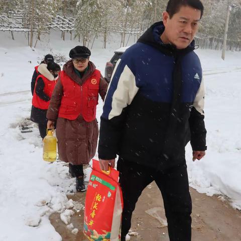 迎新春送温暖，情系困难家庭 ——颍上县公益志愿者协会冒雪开展春节慰问志愿服务