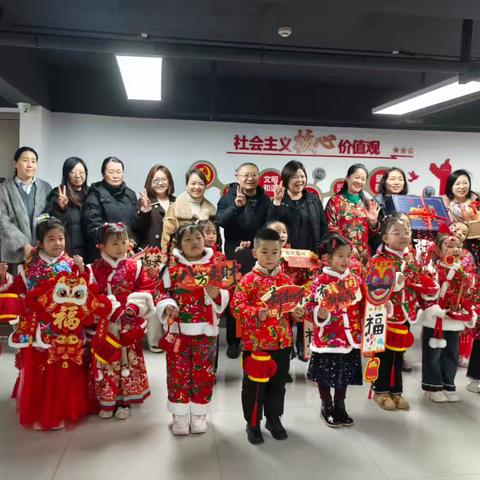 萌娃贺岁暖社区 “东北大集”迎新年——中航华府社区与幼儿园共绘新春画卷