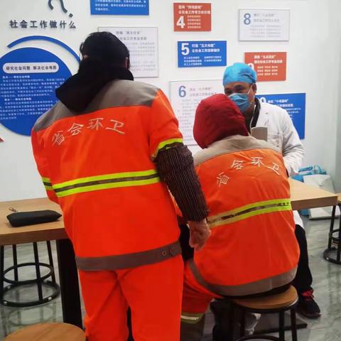 红旗街道工会在丰河苑社区工会户外劳动者服务站组织“浓情腊八节，幸福送温暖”活动