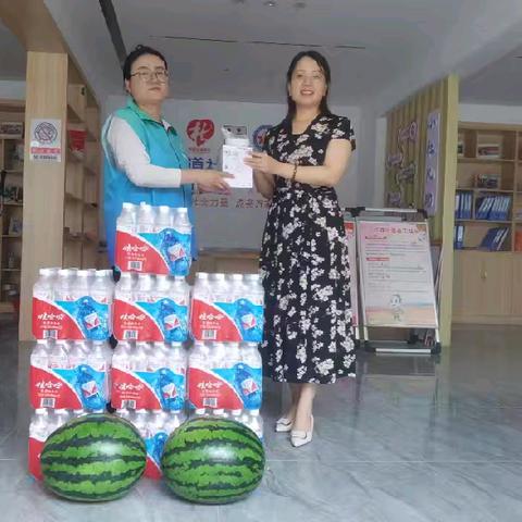 桥西区总工会走进红旗户外劳动者驿站，开展省级劳动模范献爱心捐赠活动