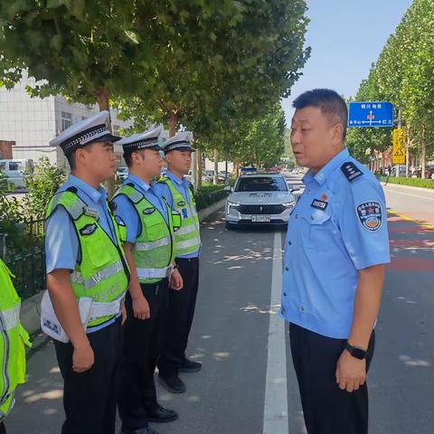 交警二大队大队长张军对东区中队勤务进行督导检查