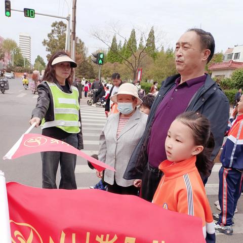 爱心护学 为爱站岗(日照市第二实验小学家长护学岗)