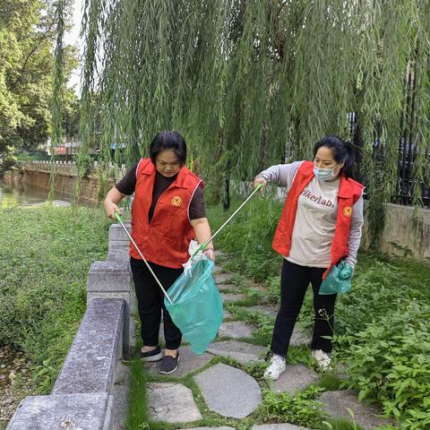 南湖社区开展“爱河护水齐努力 清洁家园我先行”志愿服务活动