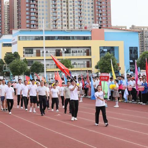 趣味有活力 运动显激情——百色中学参加右江区教育系统庆祝“五一”活动节