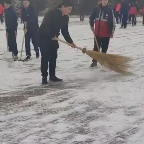 雪花纷飞扮校园,扫雪除冰暖人心