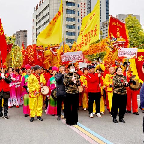 2.21日上午9时由蚌埠市老年体育协会主办的“二月二”龙抬头千人专场踩街活动在市体育场举行