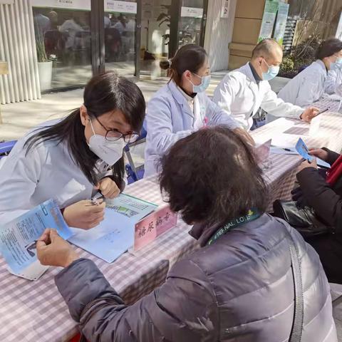 广场义诊，营造支持型营养社区创建氛围
