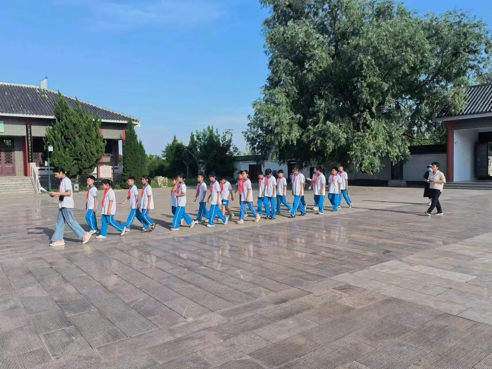 简篇-菜园集镇中心小学少先队员走进南华庄子观