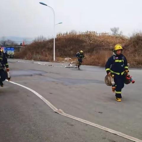 苦练实战技能，提高业务本领——民主路消防救援站开展操法训练