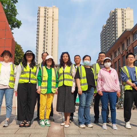 依依不舍的守护 ———   日照市金海岸小学一附小 校区                六一班家长执勤日