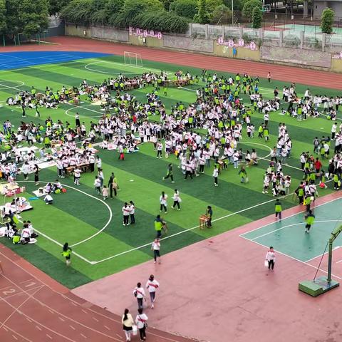 小市场  大收获——岳池县实验学校举办跳蚤市场