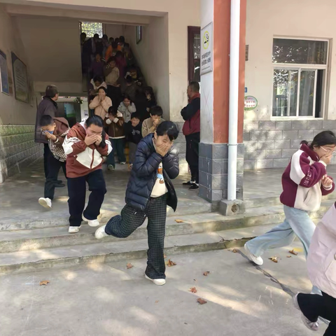 普及消防知识，提升自救能力——大张庄小学消防演练活动