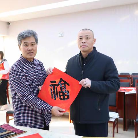 乐亭二中联合县总工会李大钊书画院举行送万福、进万家书法公益活动