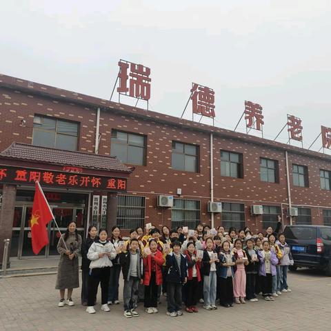 稚嫩小手送关怀，重阳敬老乐开怀 ——吕家营学校重阳节主题活动