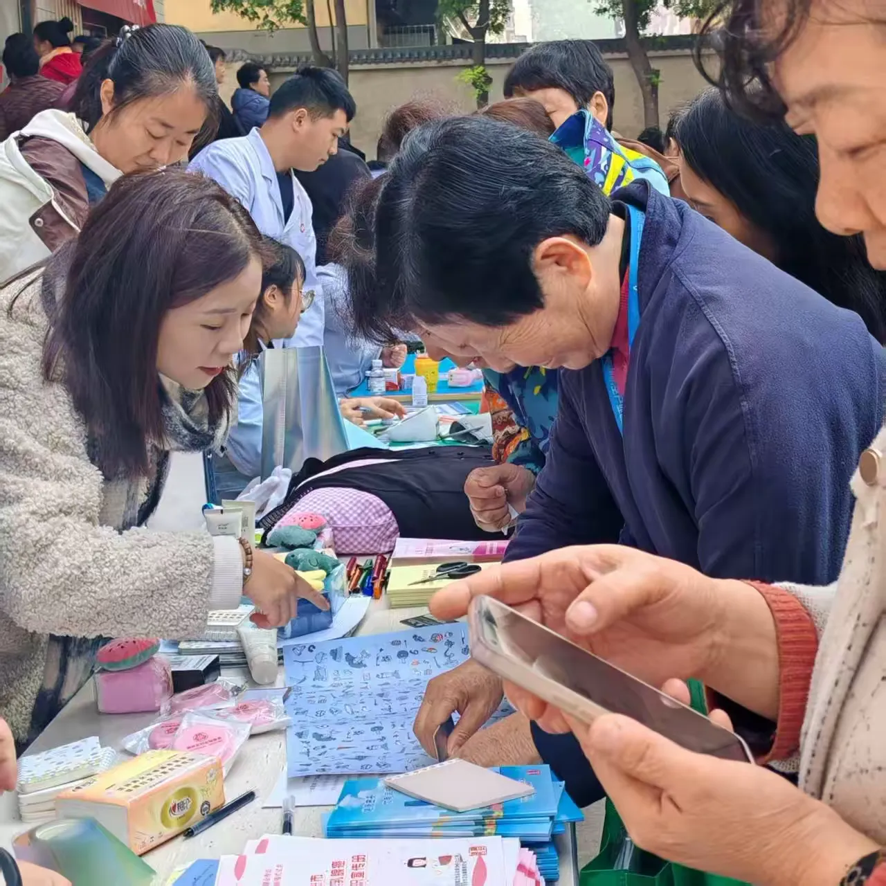 简篇-碑林区妇联开展男女平等基本国策进社区宣传活动