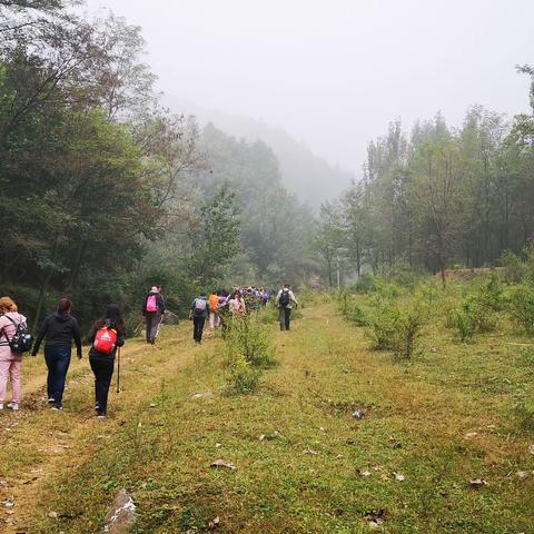 徒步穿越甘山草甸