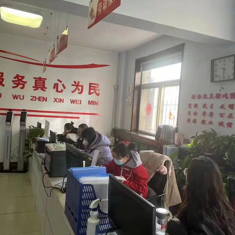 【群众无小事】东土关社区进行辖区内“僵尸车”清理
