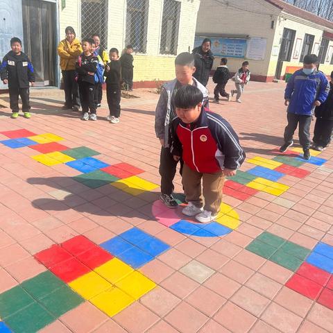 小小地面游戏 多彩课间生活