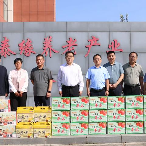 国庆红映中秋月，敬老温情满院间