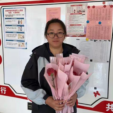 鲜花敬长者 志愿伴夕阳