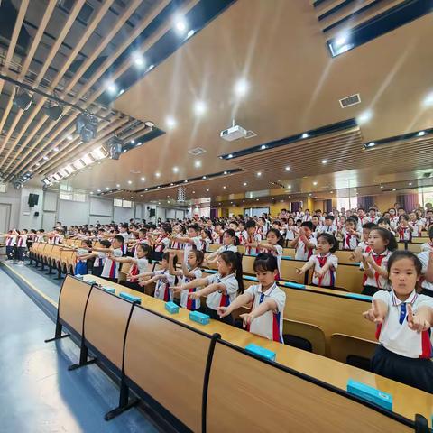 2025全国“爱眼日”西安海蓝小树眼科爱眼公益活动走进校园  ——捐赠学生近视防控阅读镜5.66万元！