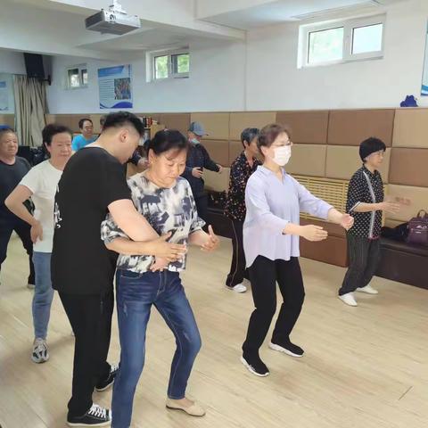 青年东路社区开展陈氏太极拳站桩教学志愿服务活动