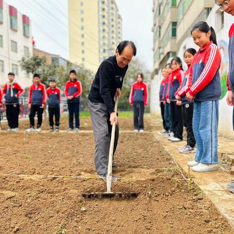 播种之前春耕忙——巩义市芝田镇中心小学