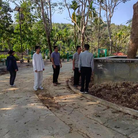乡党委书记王壮壮下村踩点建设项目，为合适定点建设和美乡村